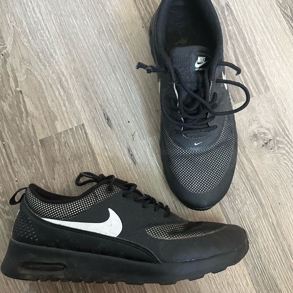 BLACK NIKES 8.5